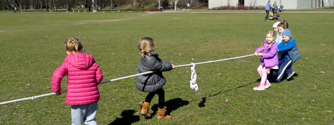 Przedszkolaki w MyVinci przeciągają linę w parku