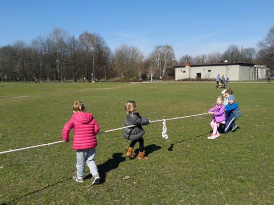 Przedszkolaki w MyVinci przeciągają linę w parku
