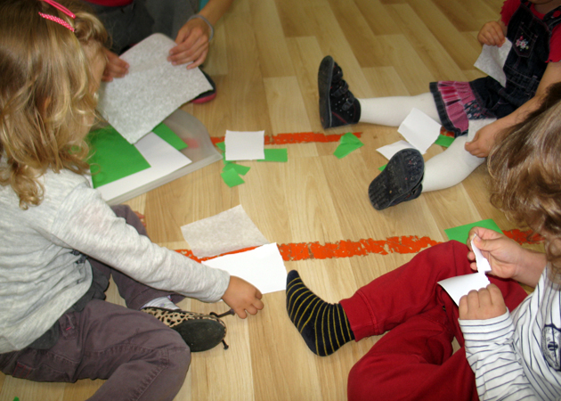 Przedszkolaki w MyVinci poznają różne rodzaju papieru i ich reakcję na różne środki.
